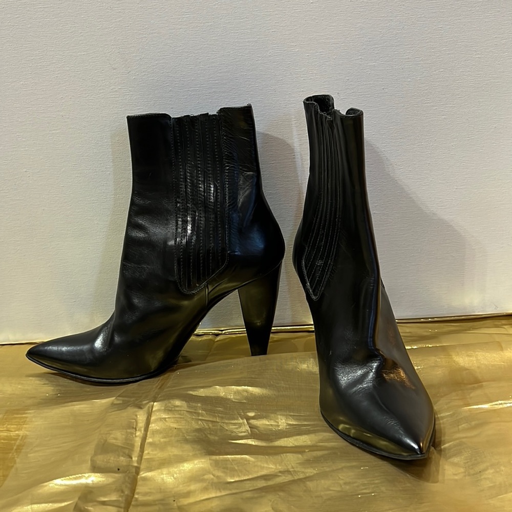 Gorgeous, elegant Strategia black leather ankle boots, made in Italy, size 38